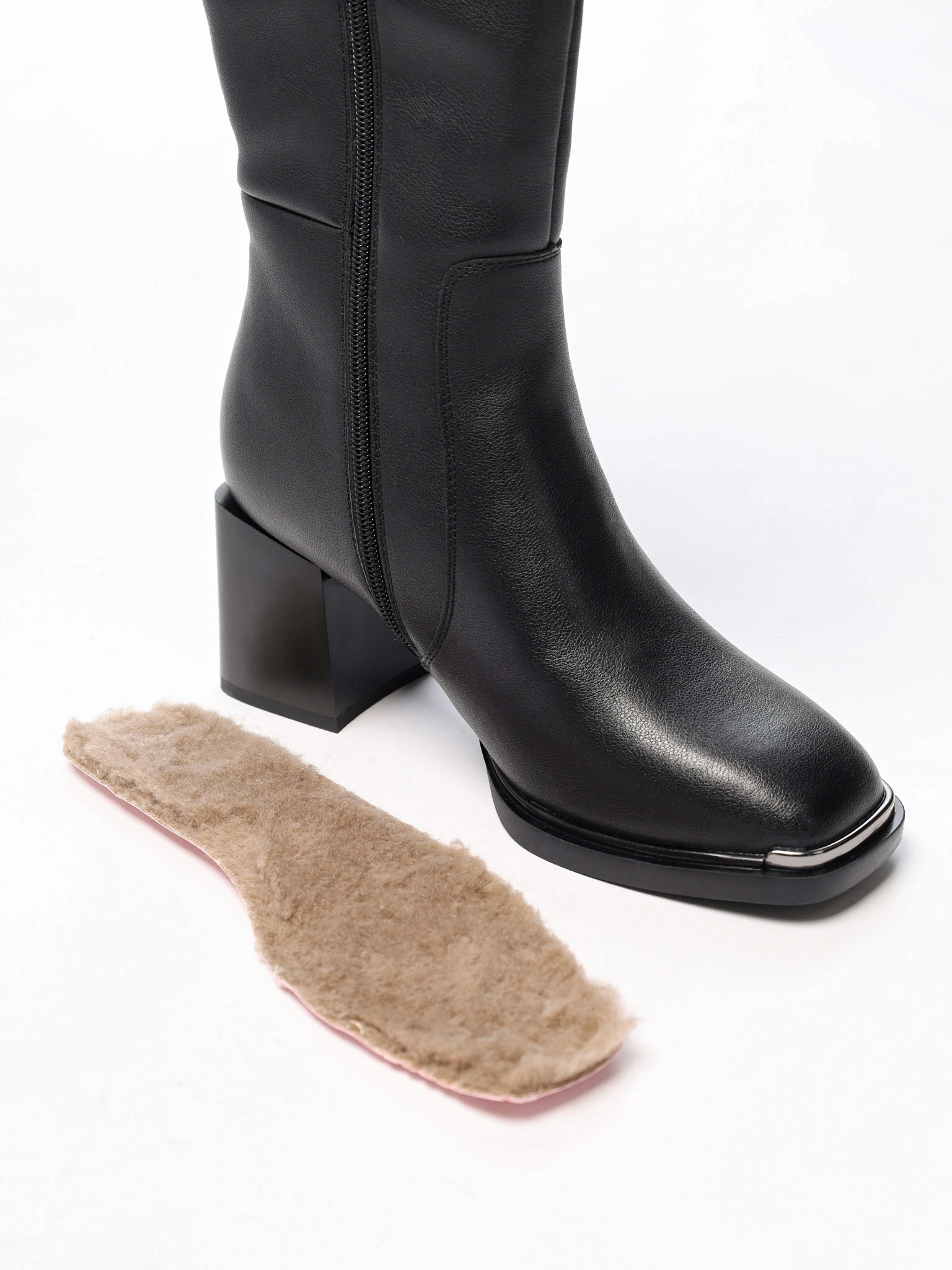 Сапоги черного цвета из натуральной кожи на высоком каблуке